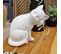 Statue Petit Chat Blanc Assis Avec Patte Sur Son Museau H23 Cm - Cat